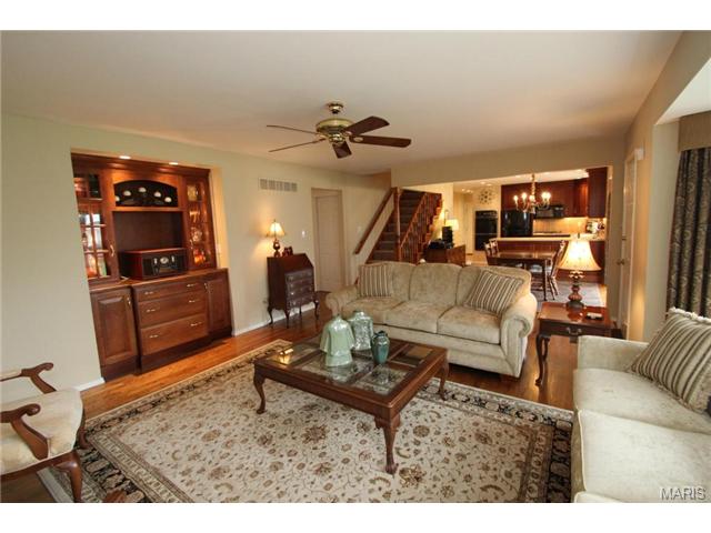 4716 Idecker Dr, Saint Louis, MO 63129 photo 8