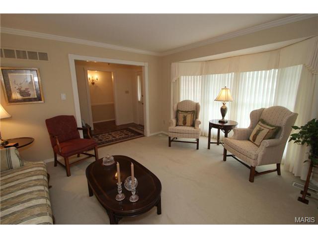 4716 Idecker Dr, Saint Louis, MO 63129 photo 2