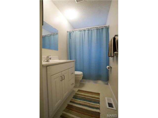 595 Fieldstone Ln, Ballwin, MO 63011 photo 20