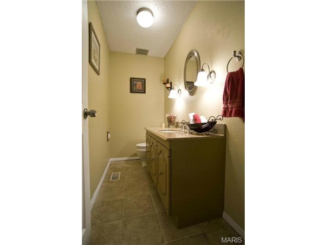 595 Fieldstone Ln, Ballwin, MO 63011 photo 12