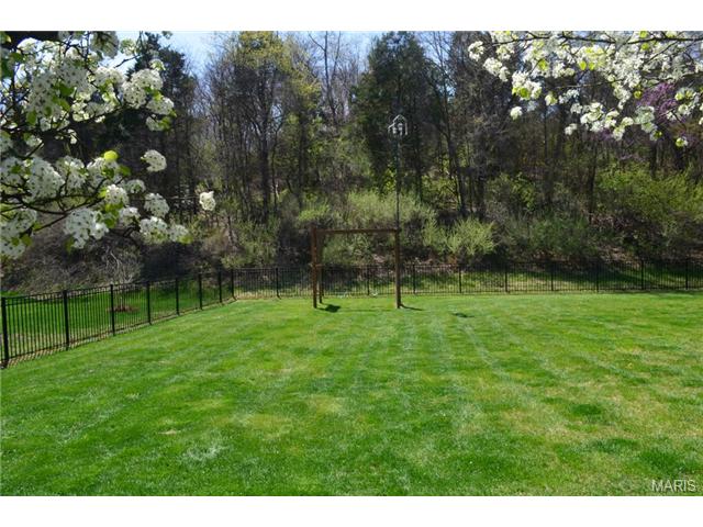 872 Kiefer Trails Dr, Ballwin, MO 63021 photo 2