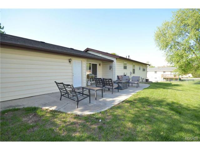 802 Longview Dr, Saint Charles, MO 63301 photo 5
