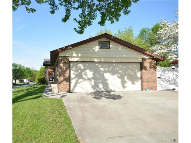 802 Longview Dr, Saint Charles, MO 63301 photo 2