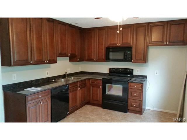 1709 Pebble Brook Dr, O'fallon, MO 63366 photo 2
