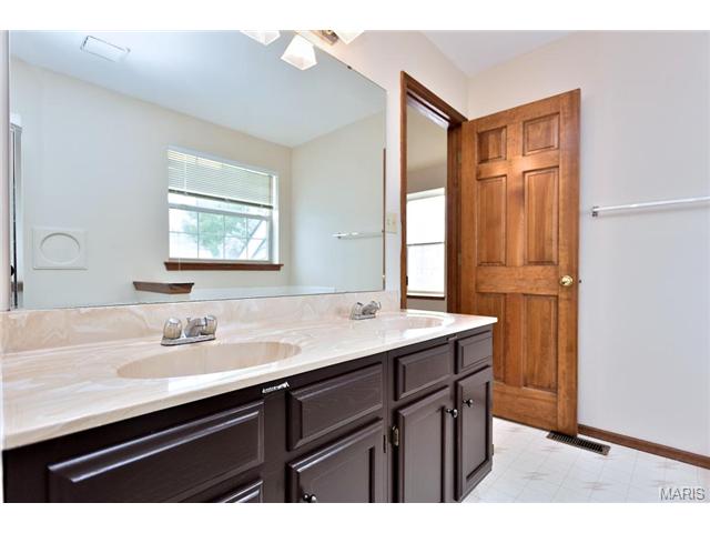 930 Cleta Dr, Ballwin, MO 63021 photo 12
