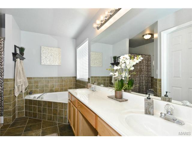 558 Topaz Dr, O'fallon, MO 63366 photo 9