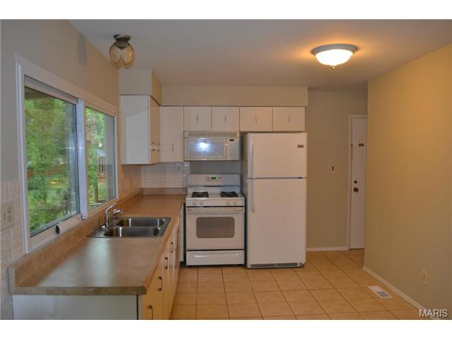 660 Twigwood, Ballwin, MO 63021 photo 2