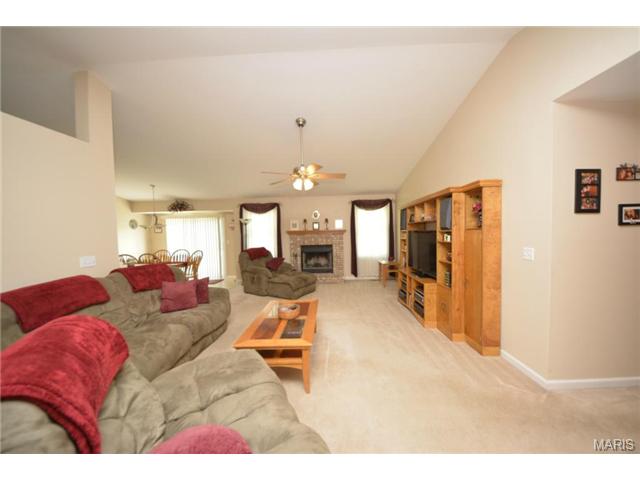 154 Rightfield Dr, O'fallon, MO 63366 photo 2