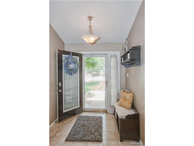 1258 Richland Mdws, Ballwin, MO 63021 photo 2