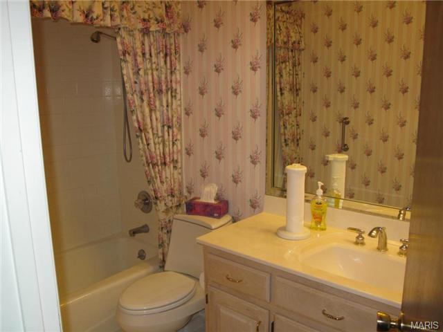 327 Chipley Cir, Ballwin, MO 63011 photo 12