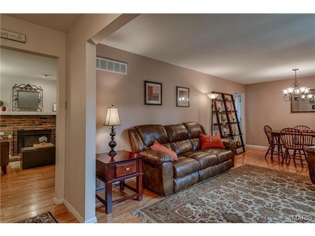 379 Novara Dr, Ballwin, MO 63021 photo 4