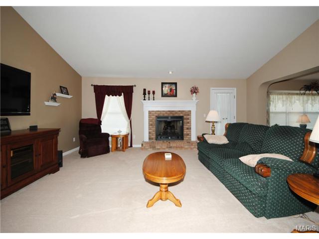 905 Midpoint Dr, O'fallon, MO 63366 photo 4