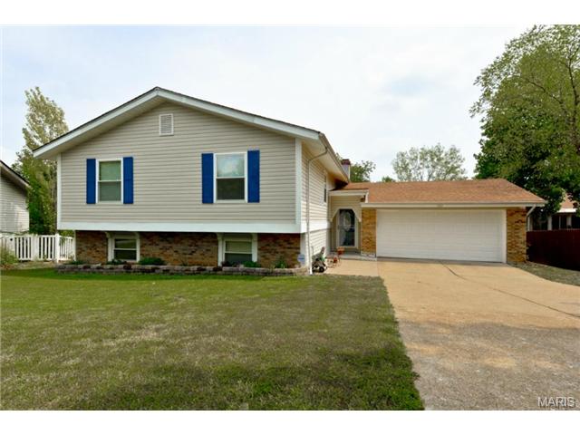 562 Vosshill Dr, Ballwin, MO 63021 photo 1