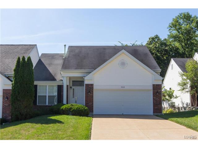 588 Hilltop Townes Dr, Eureka, MO 63025 photo 1