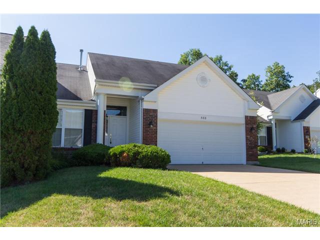 588 Hilltop Townes Dr, Eureka, MO 63025 photo 3