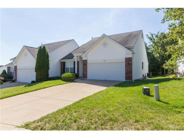 588 Hilltop Townes Dr, Eureka, MO 63025 photo 2