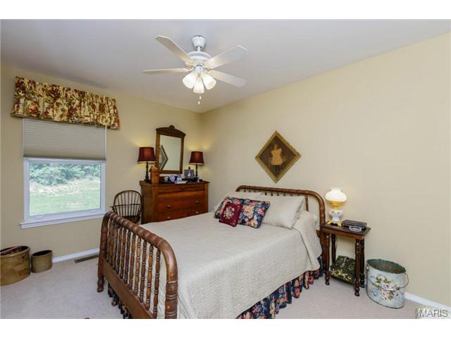 325 Heritage Cmns, O'fallon, MO 63368 photo 25