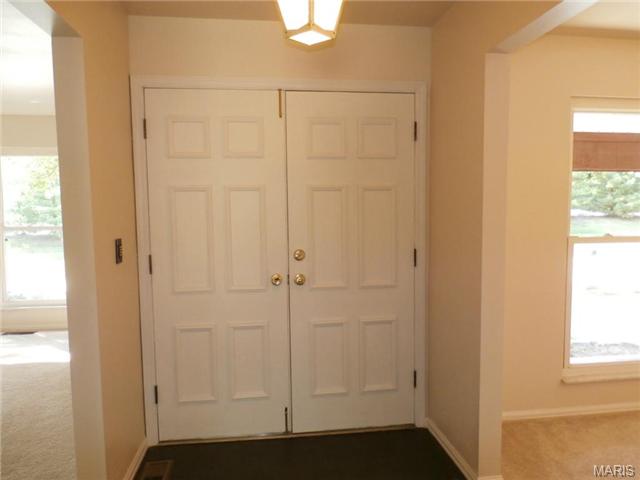 992 Amsterdam Dr, Ballwin, MO 63011 photo 2