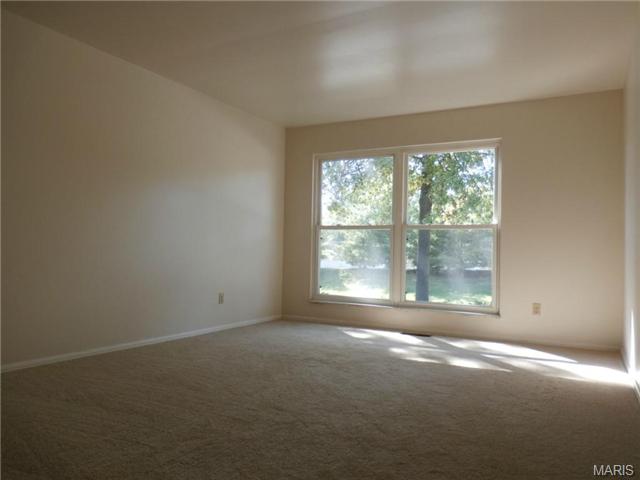 992 Amsterdam Dr, Ballwin, MO 63011 photo 3