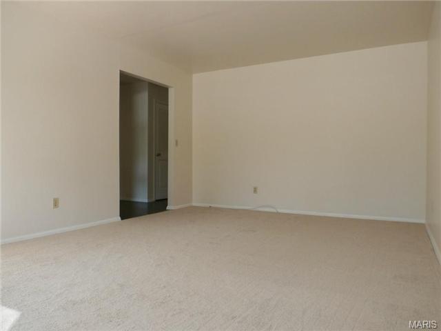 992 Amsterdam Dr, Ballwin, MO 63011 photo 4