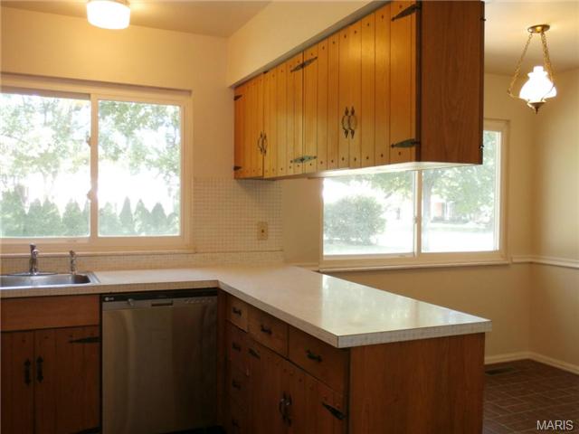 992 Amsterdam Dr, Ballwin, MO 63011 photo 13