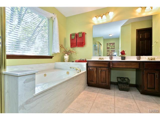 550 Oak Commons Dr, Ballwin, MO 63021 photo 21