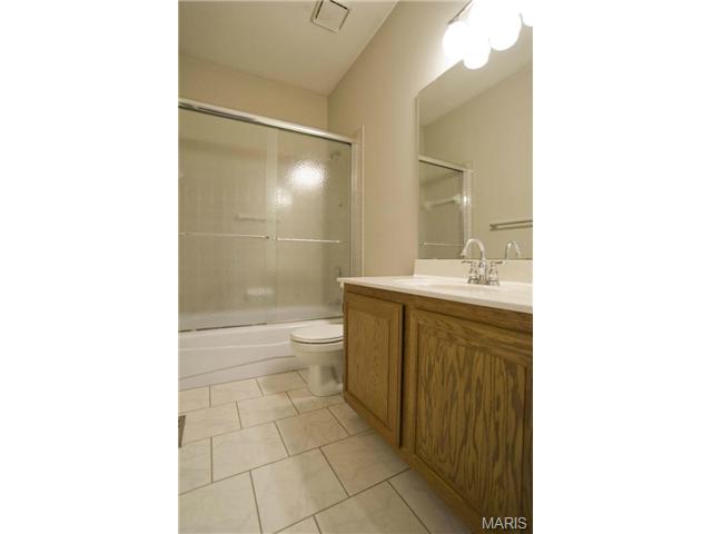 404 Arbor Mdw, Ballwin, MO 63021 photo 22