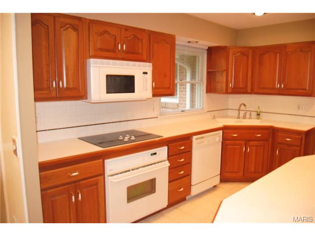 129 Smith Dr, Ballwin, MO 63011 photo 2