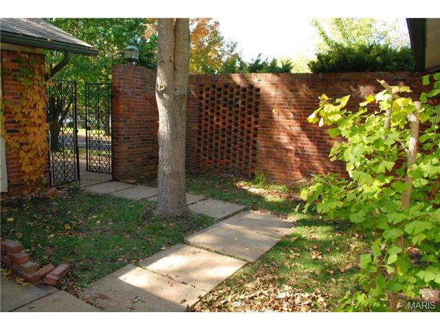626 Spring Meadows Dr, Ballwin, MO 63011 photo 3