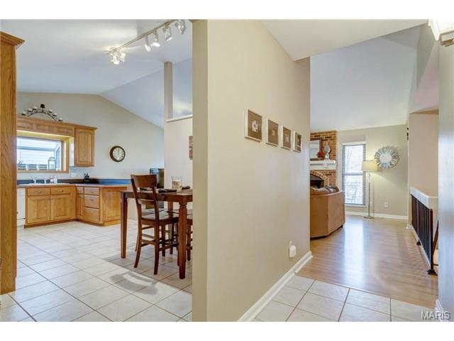 545 Rustic Valley Dr, Ballwin, MO 63021 photo 4