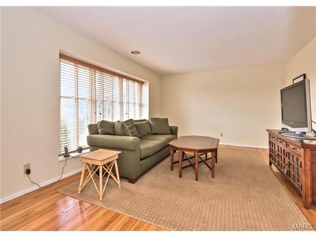 11 Nicolet Dr, Ballwin, MO 63011 photo 4