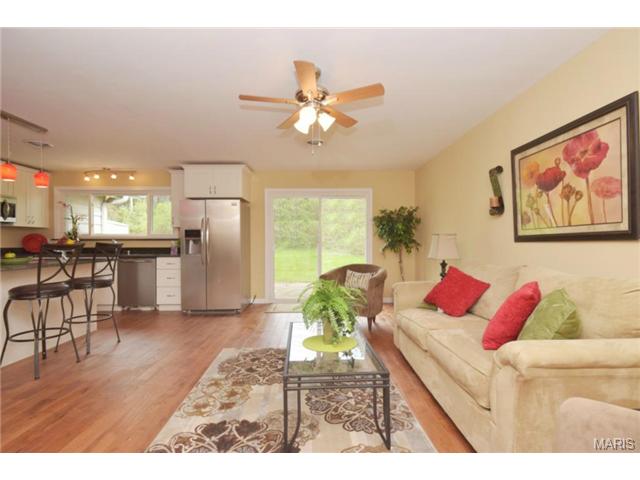 104 Calico Ln, Ballwin, MO 63011 photo 2