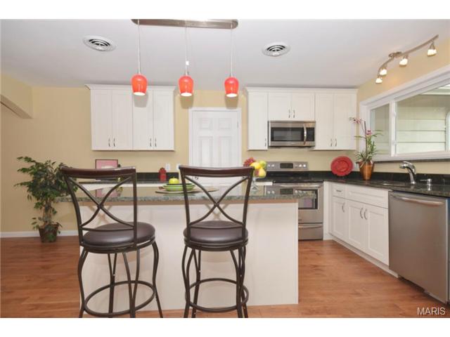 104 Calico Ln, Ballwin, MO 63011 photo 3
