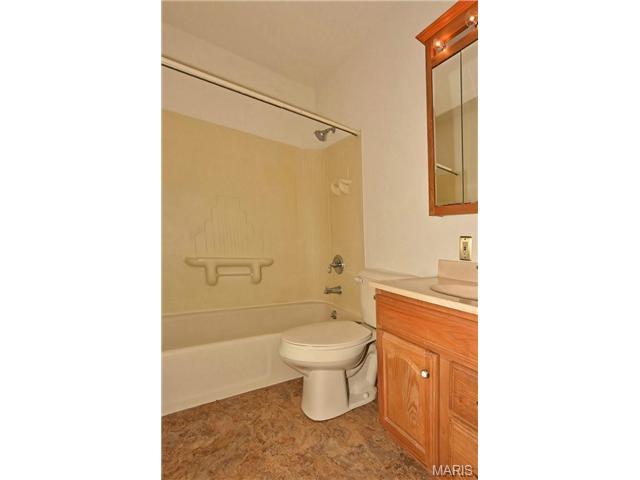 380 Sorrento, Ballwin, MO 63021 photo 9
