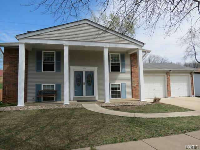 944 Queensbridge Rd, Ballwin, MO 63021 photo 1