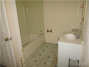 24 S Schlueter Ave, Saint Louis, MO 63135 photo 2