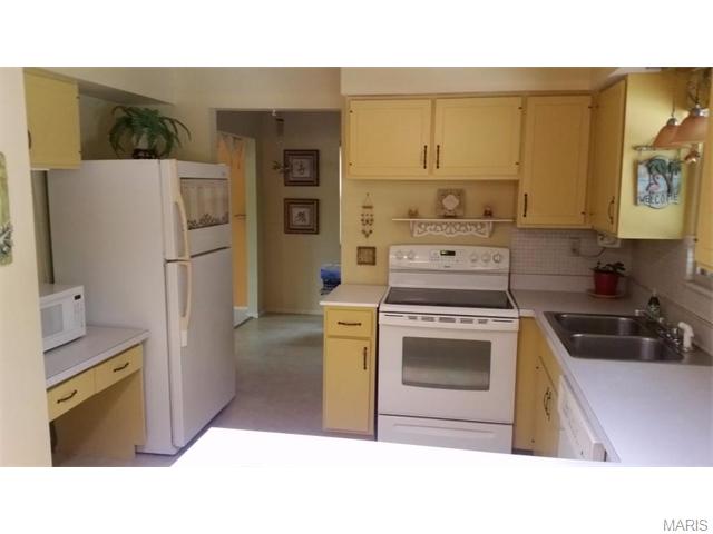 5 Treecrest Ct, Fenton, MO 63026 photo 2
