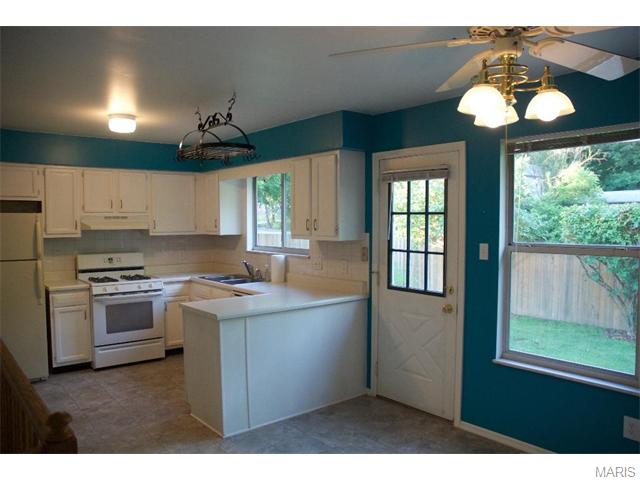 824 White Picket Ln, Ballwin, MO 63021 photo 3