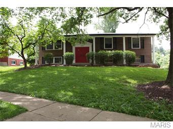 1052 Briarhurst Dr, Ballwin, MO 63021 photo 1