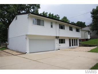 1052 Briarhurst Dr, Ballwin, MO 63021 photo 2
