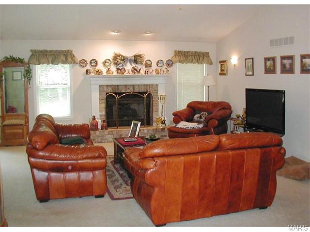 725 Loretta Dr, O'fallon, MO 63366 photo 4