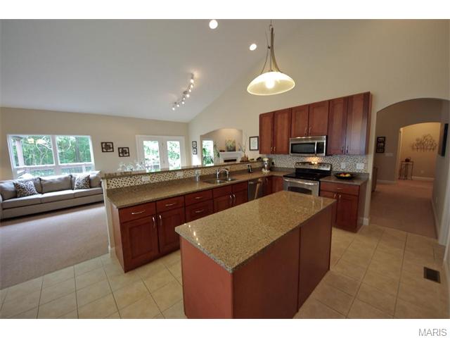 953 Summit Oaks Dr, Eureka, MO 63025 photo 4