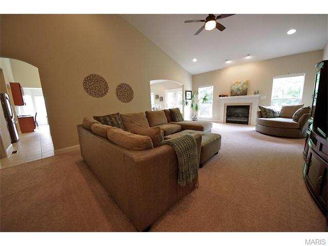 953 Summit Oaks Dr, Eureka, MO 63025 photo 2