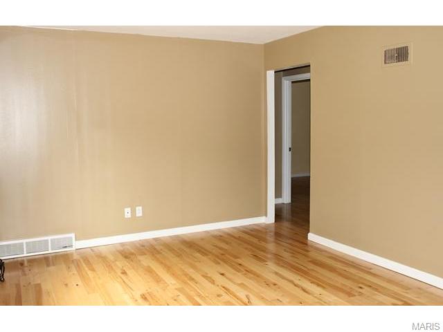 221 Ballwin Ave, Ballwin, MO 63021 photo 2