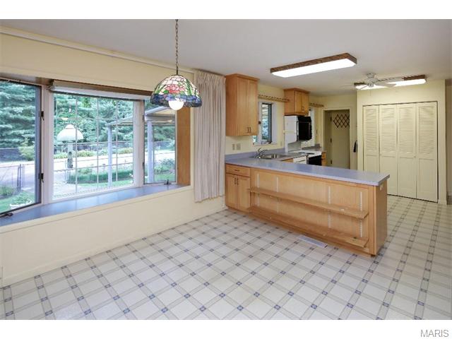 6 Terry Ln, Saint Louis, MO 63124 photo 4
