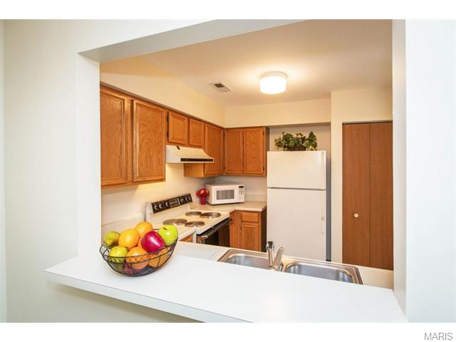 839 Woodside Trails Dr, Ballwin, MO 63021 photo 2