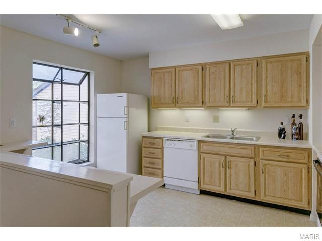 712 Windy Rdg, Ballwin, MO 63021 photo 2