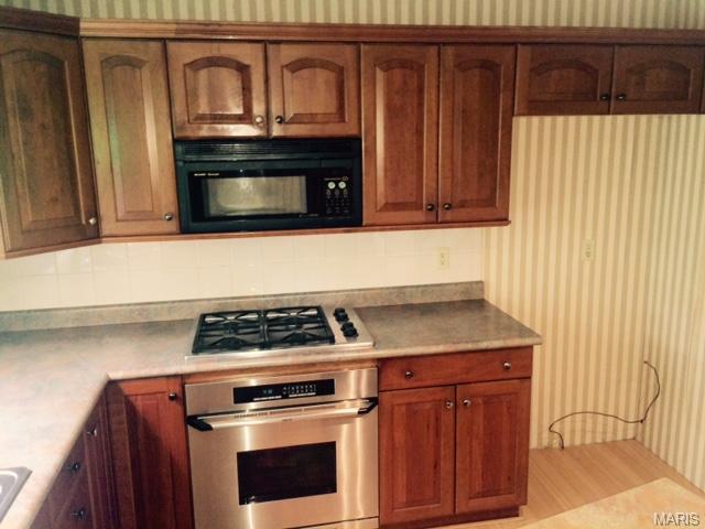 910 Imperial Pt, Ballwin, MO 63021 photo 4