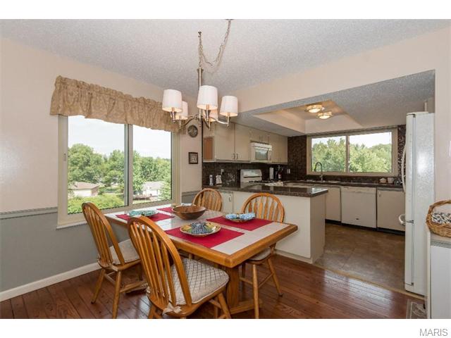 521 Stoddards Ml, Ballwin, MO 63011 photo 4
