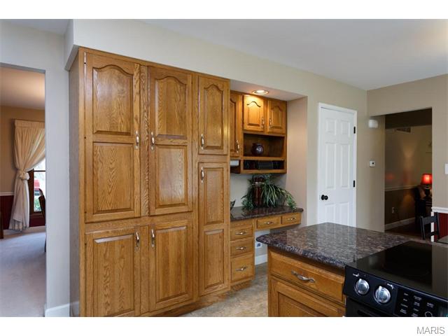805 Rotherham Dr, Ballwin, MO 63011 photo 4